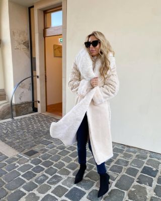 FRACOMINA Nádherný ľahučký kožuch -50%☃️ https://www.farinni.eu/kabat-sagecream-luxury-2/