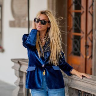 ✨ Modré velvet sako – S M -50% 🎄elegancia, ktorá pritiahne každý pohľad. Tento výnimočný kúsok spája jemnosť zamatového...